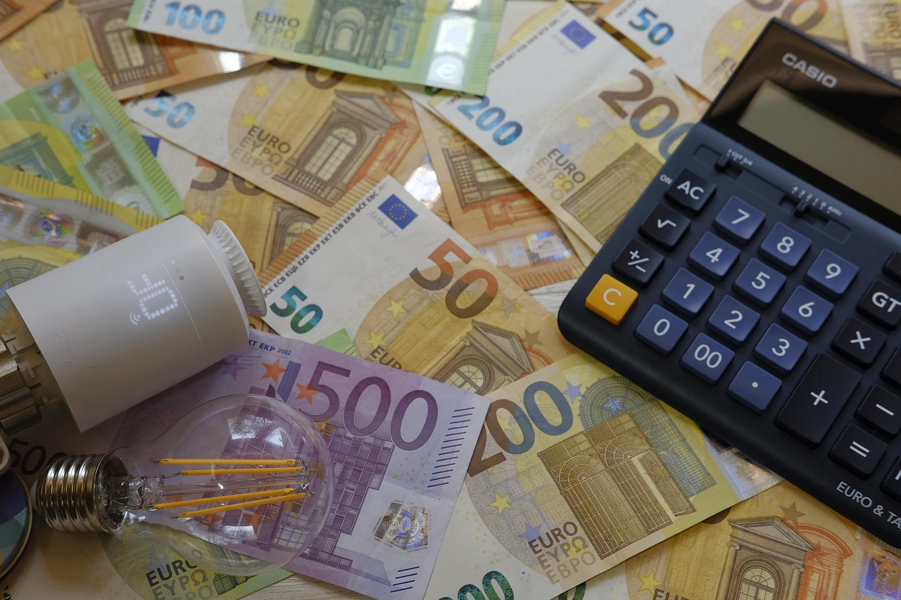 Smartes Heizungsthermostat, LED-Glühbirne, Geldscheine und Taschenrechner. Foto: Bru-nO/Pixabay – Bru-nO/Pixabay