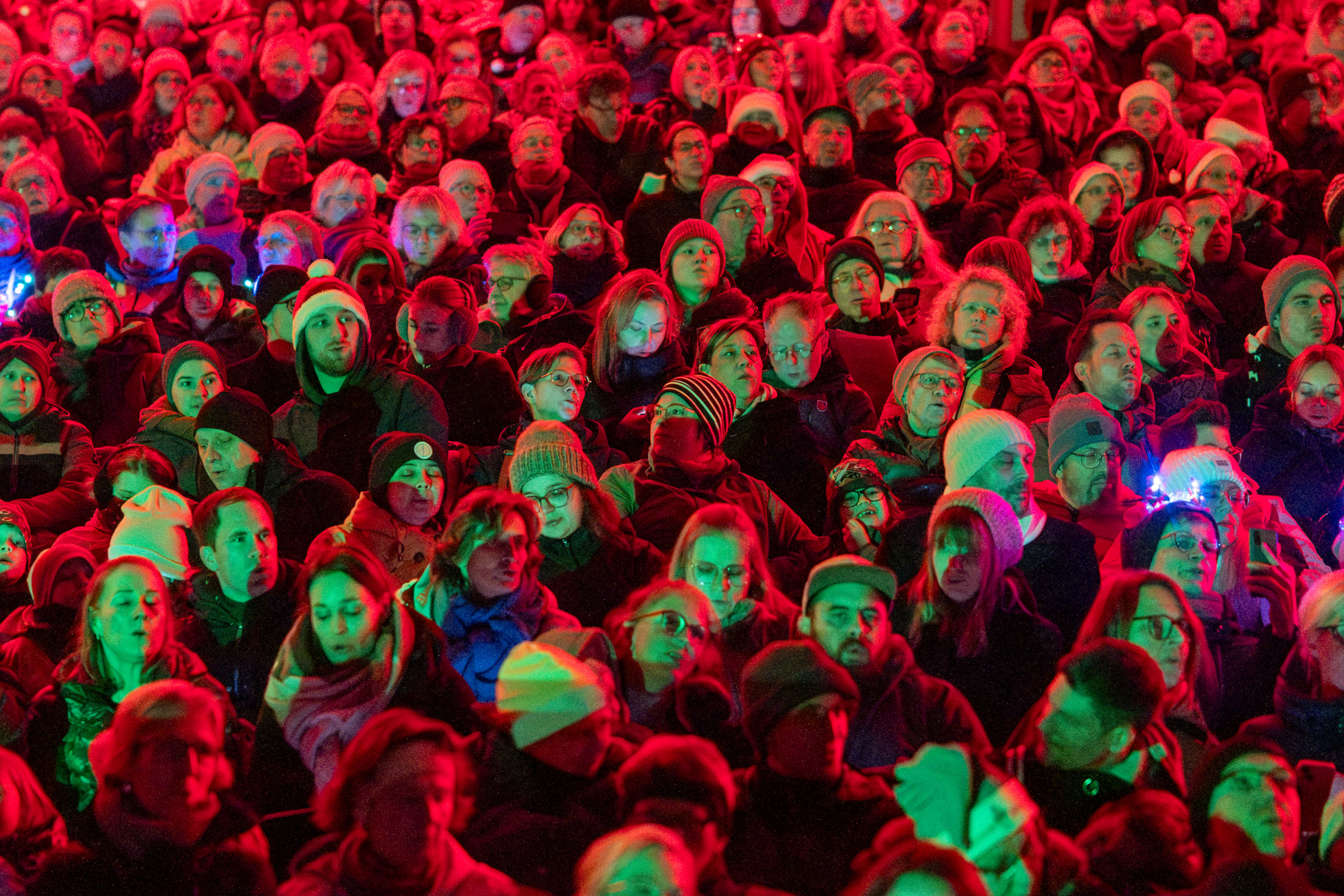 Menschenmenge beim Singen. Foto: Sascha Stüber – Sascha Stüber