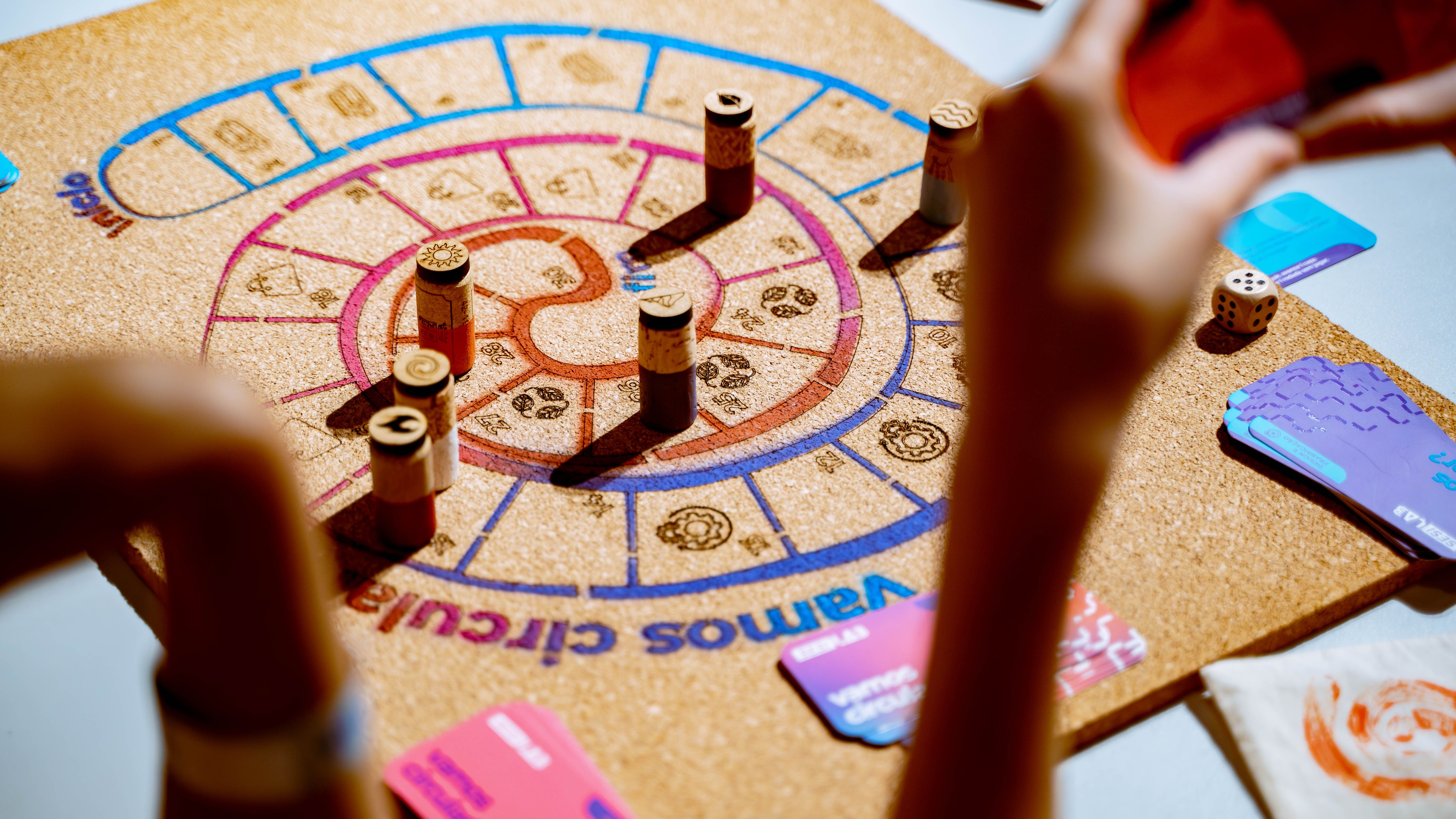 Spielbrett mit Spielfiguren und Würfeln. Foto: Mendez/Pexels – Mendez/Pexels