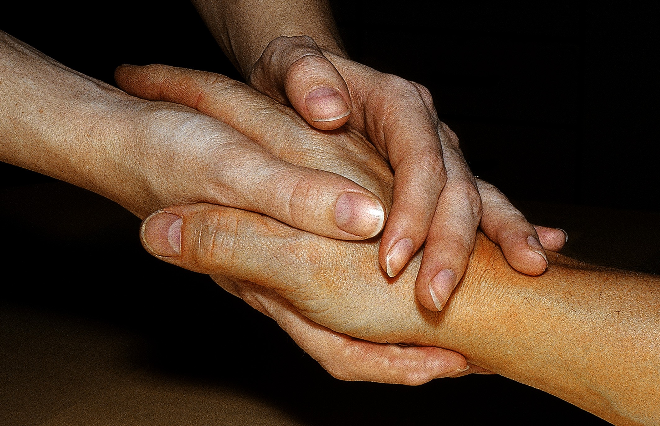 Hand hält Hand. Foto: Albrecht-E. Arnold/Pixelio – Albrecht-E. Arnold/Pixelio