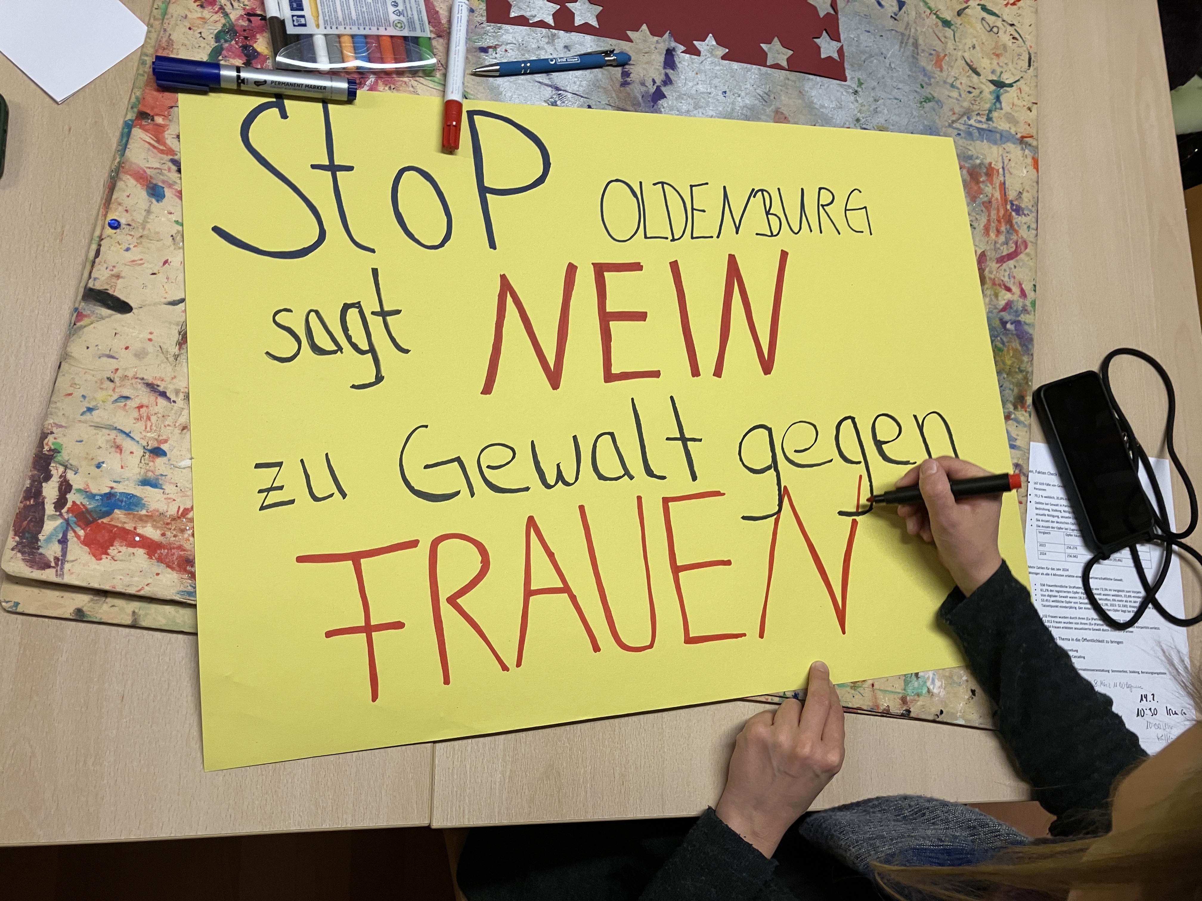 Für eine Aktion wird ein Plakat gestaltet „StoP Oldenburg sagt nein zu Gewalt an Frauen“. Foto: Stadt Oldenburg – Stadt Oldenburg