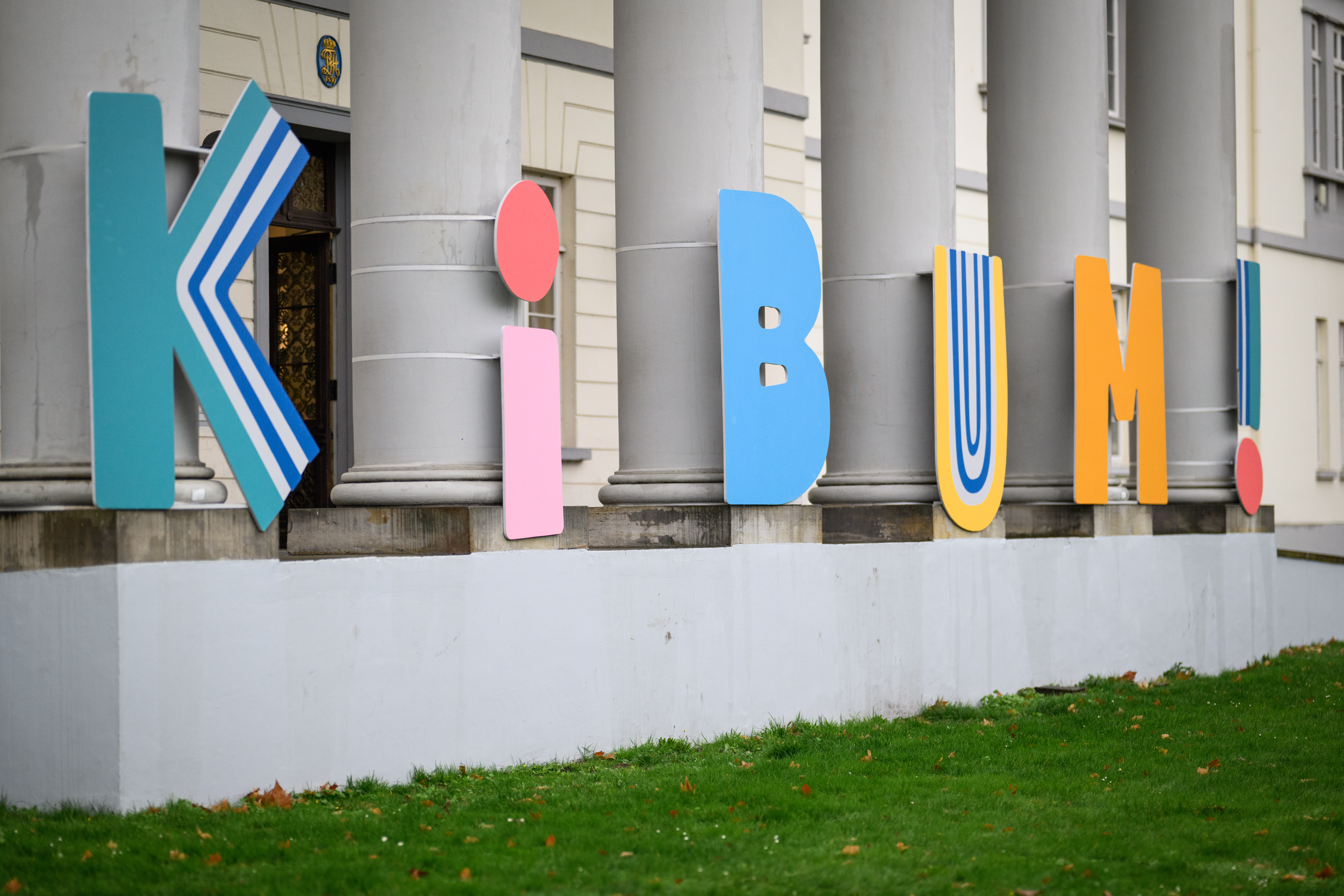 KIBUM-Buchstaben am PFL. Foto: Mohssen Assanimoghaddam – Mohssen Assanimoghaddam