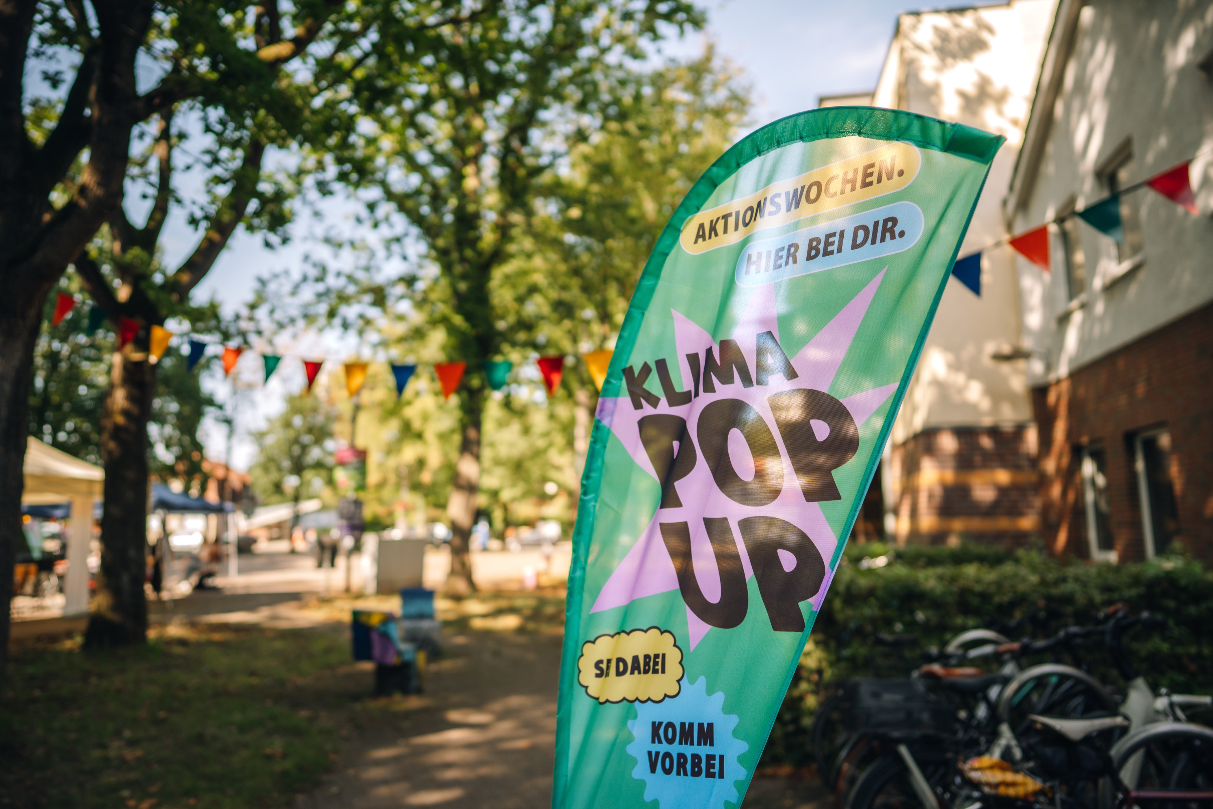KLIMA POP-UP Flag – Florian Skupin