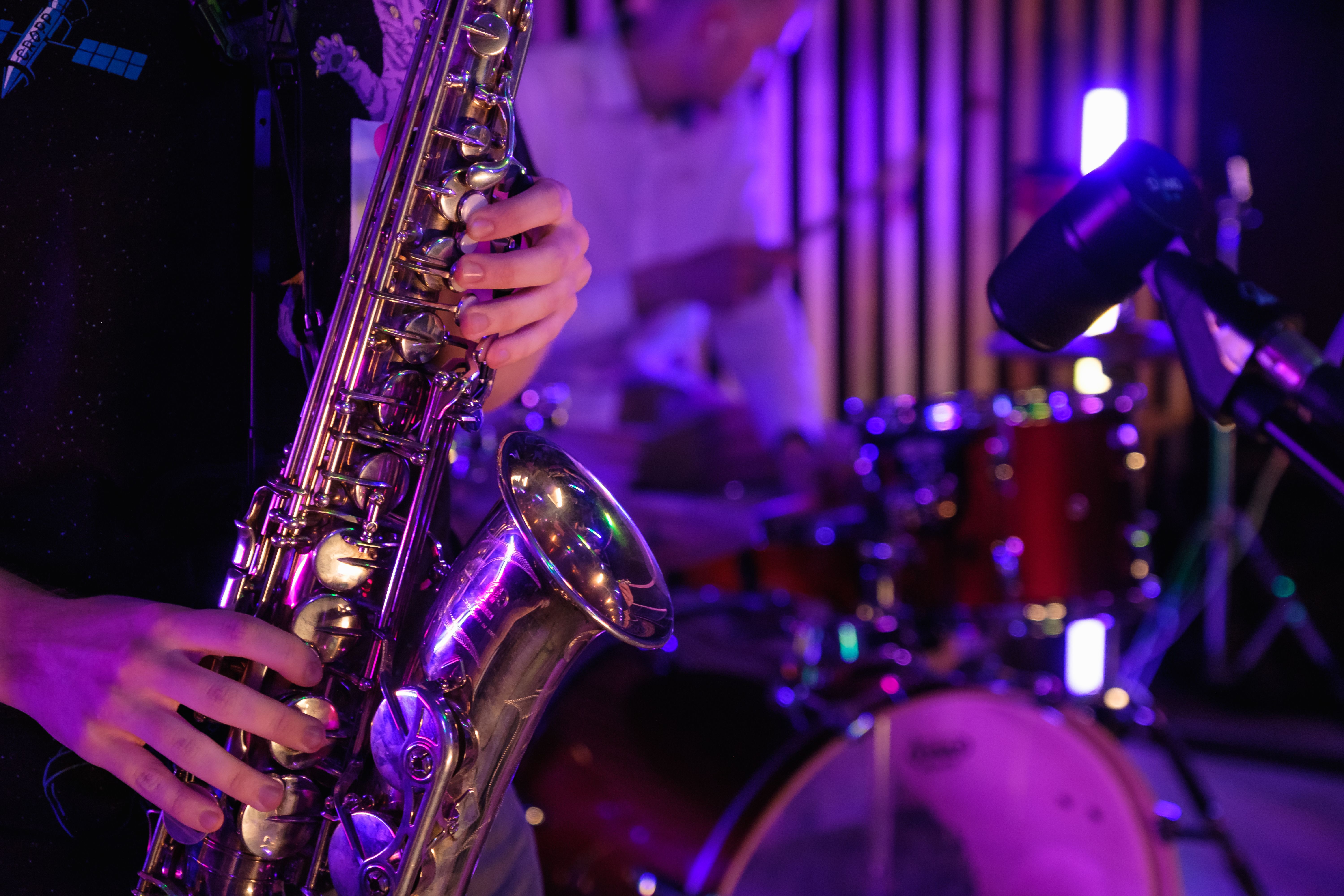 Musiker spielen Saxophon und Schlagzeug während einer lebhaften Live-Performance. Foto: Big Bag Films/Pexels – Big Bag Films/Pexels