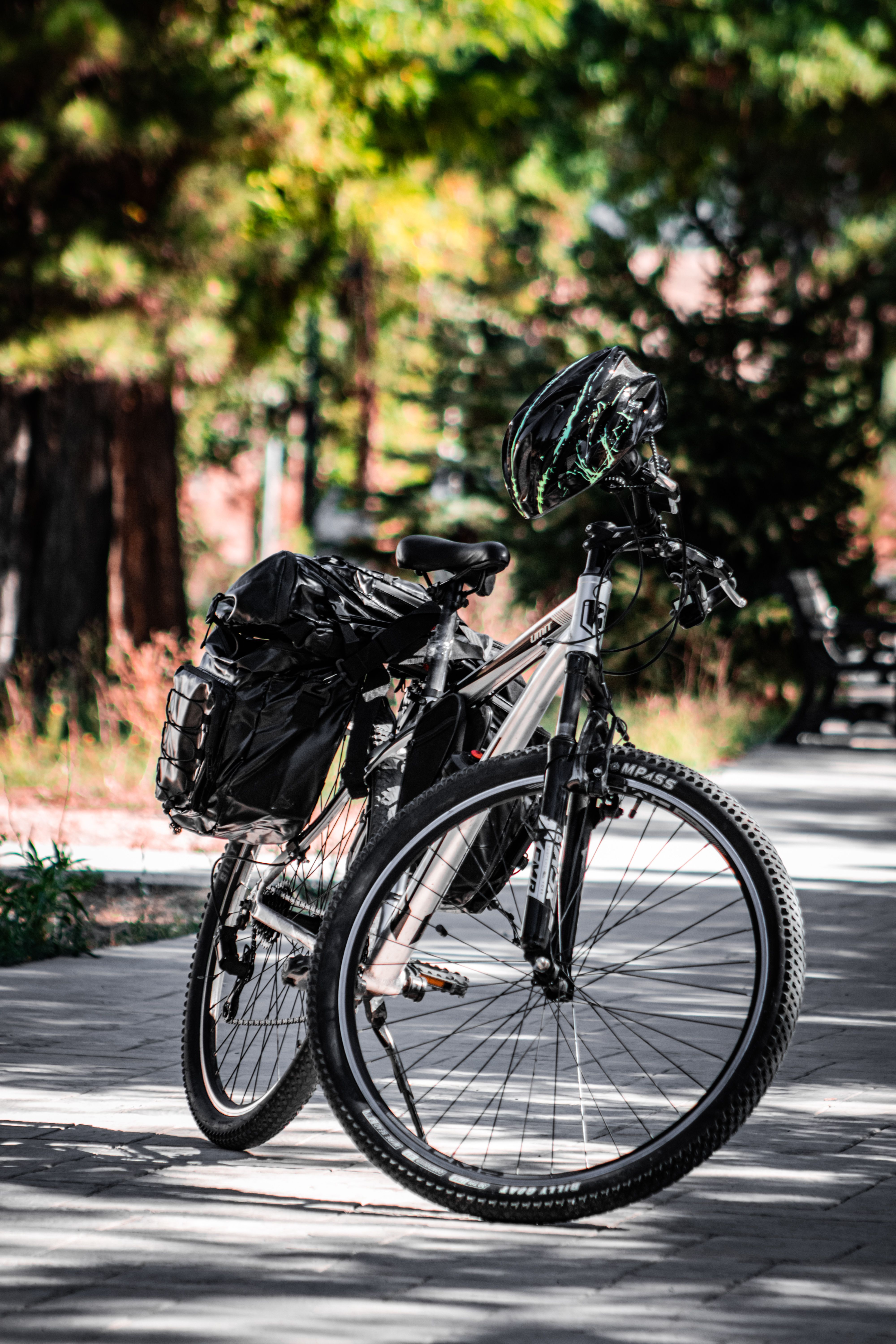 Fahrrad mit Tasche und Helm. Foto: Muhammed Sahin/Pexels – Muhammed Sahin/Pexels