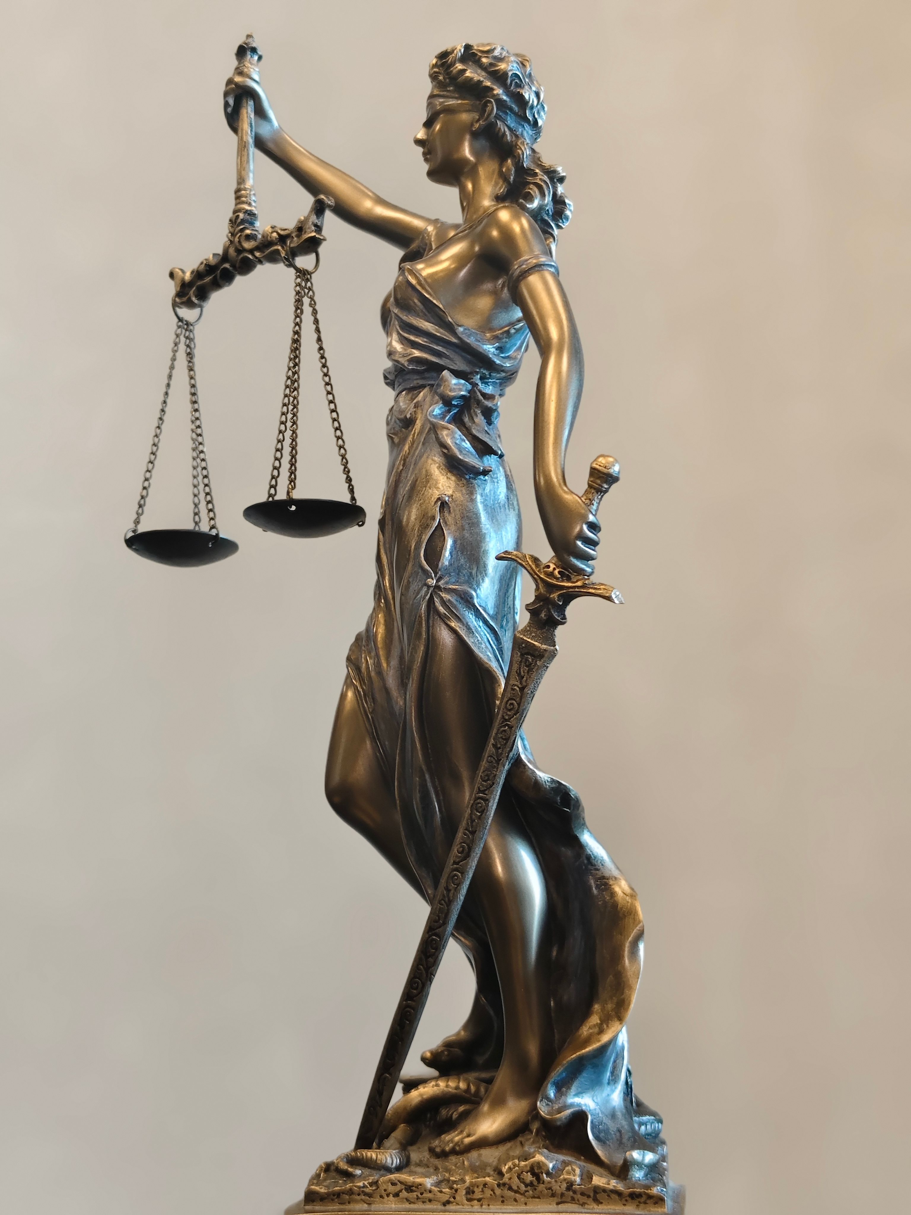 Justitia – Ozgur Karabulut