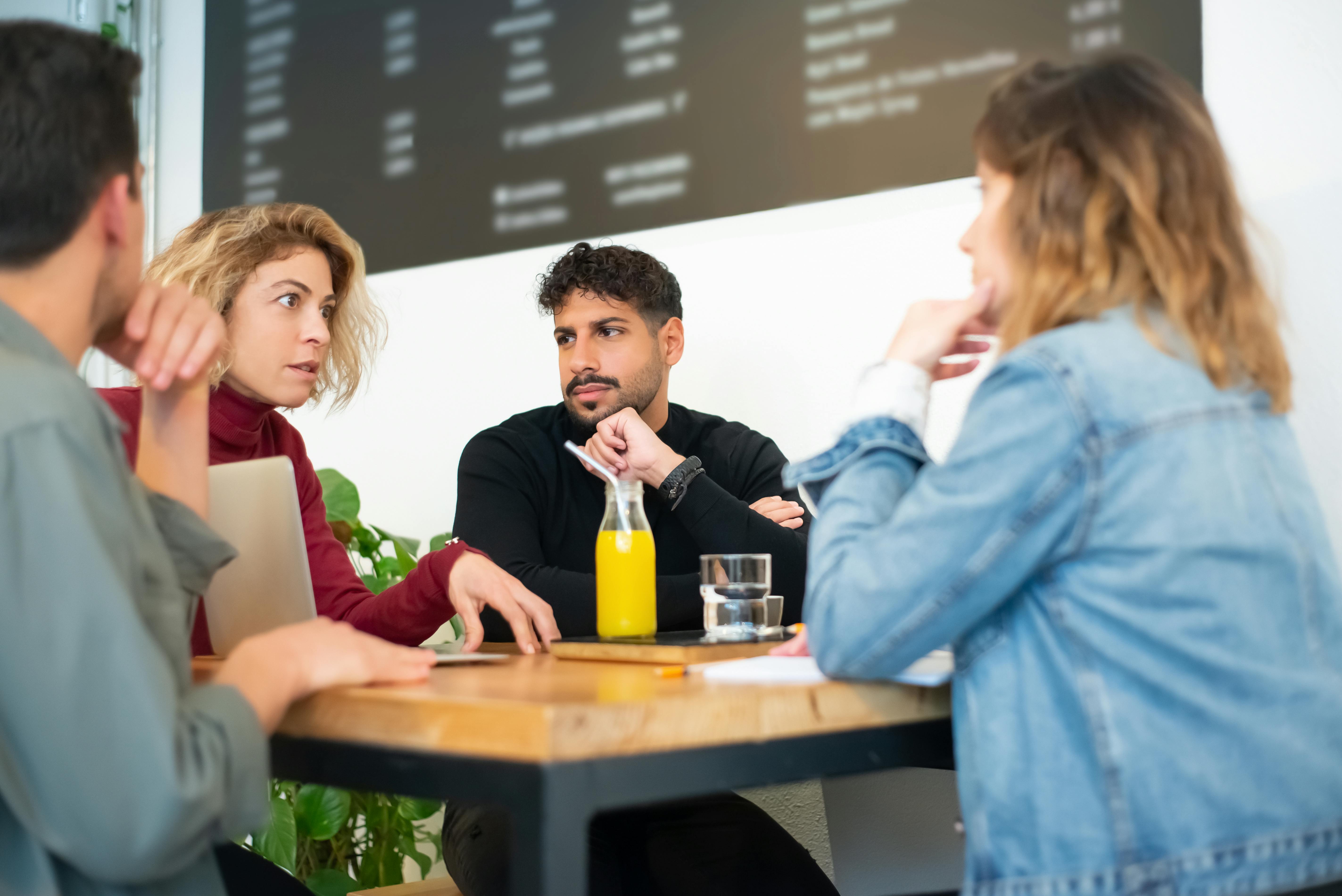 Menschen sitzen am Tisch und reden miteinander. Foto: Kampus Production/Pexels – Kampus Production/Pexels