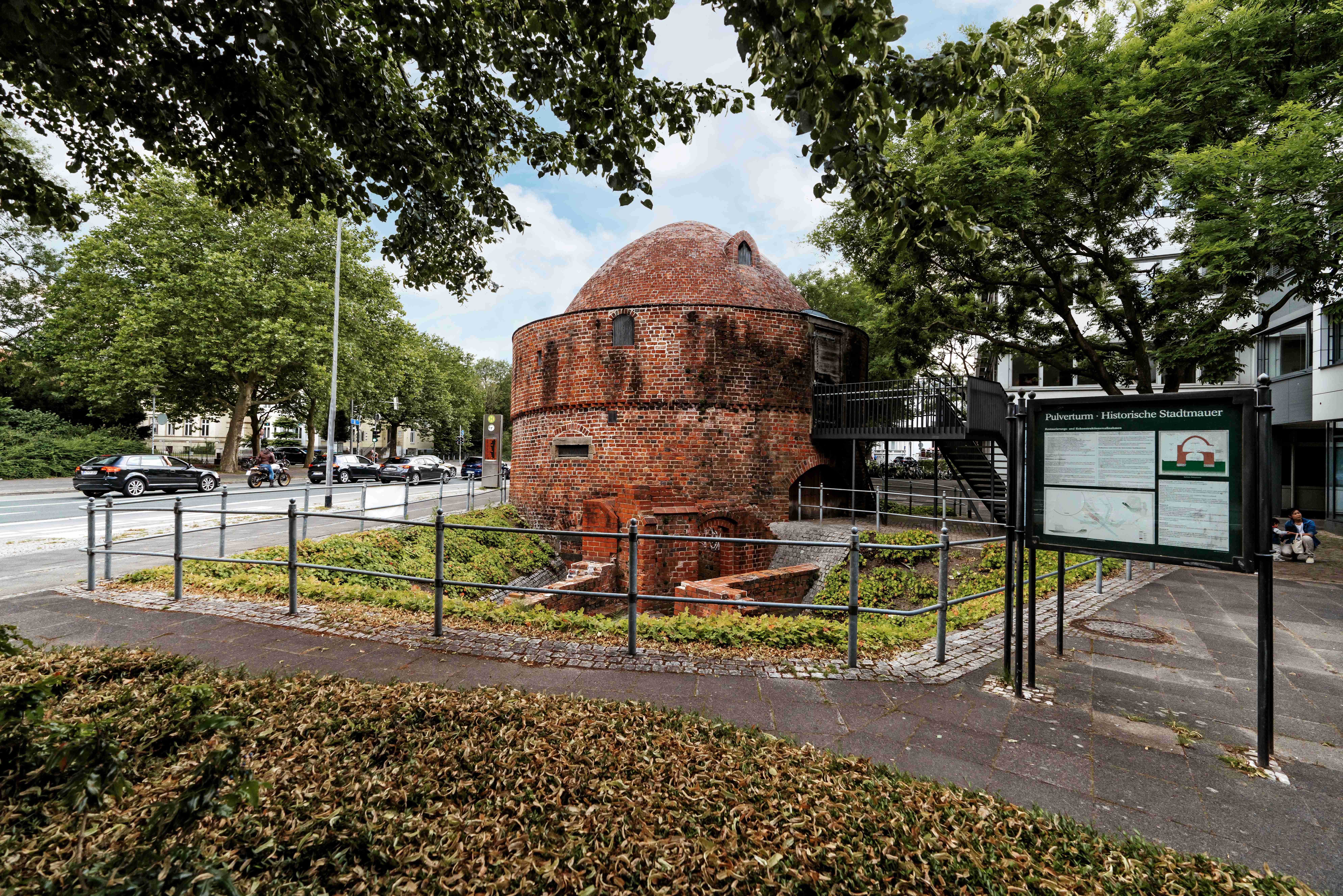 Pulverturm. Foto: Mittwollen und Gradetchliev – Mittwollen und Gradetchliev