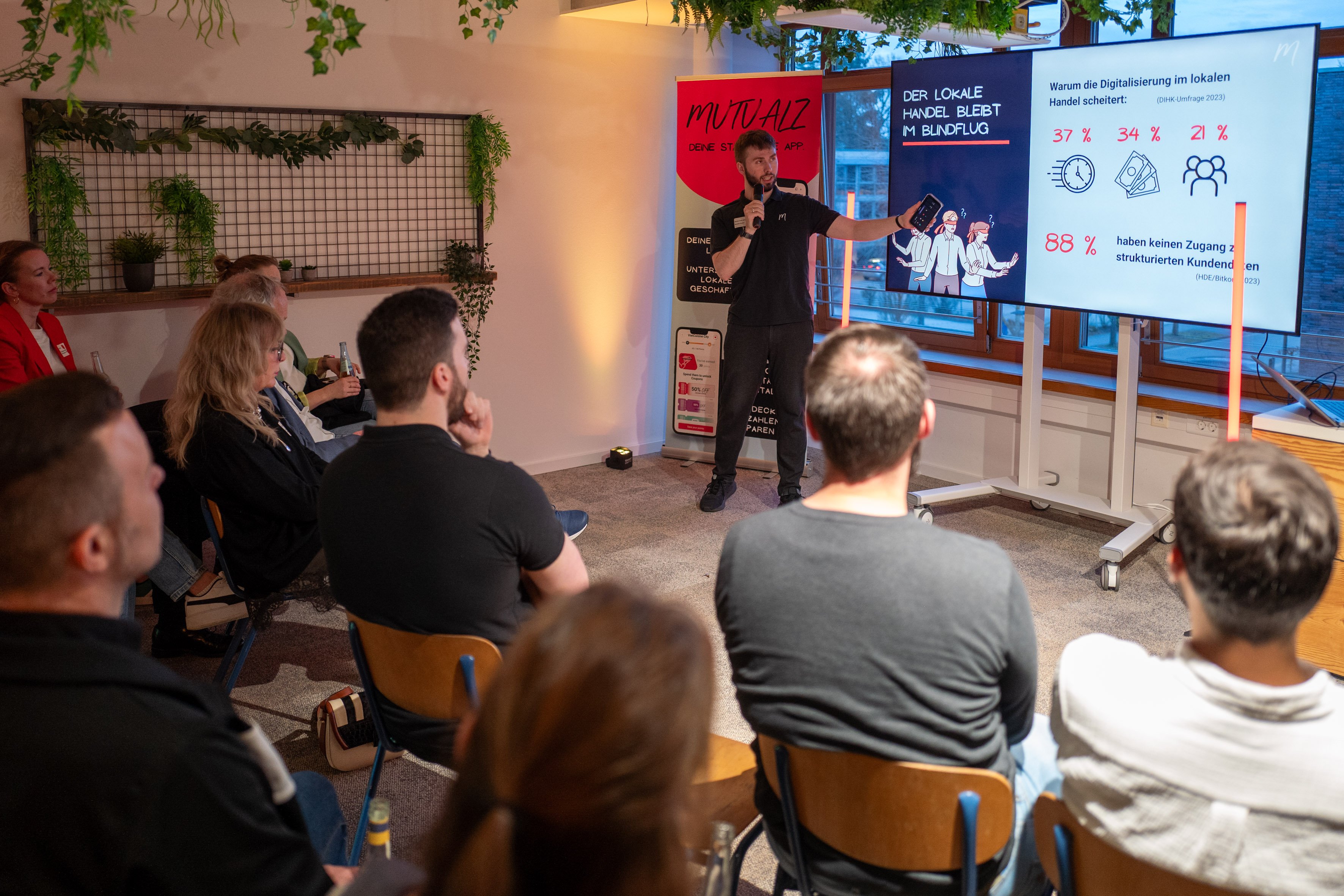 Start-ups präsentieren mittelständischen Unternehmen ihre Lösungen. Foto: Sascha Stüber – Sascha Stüber