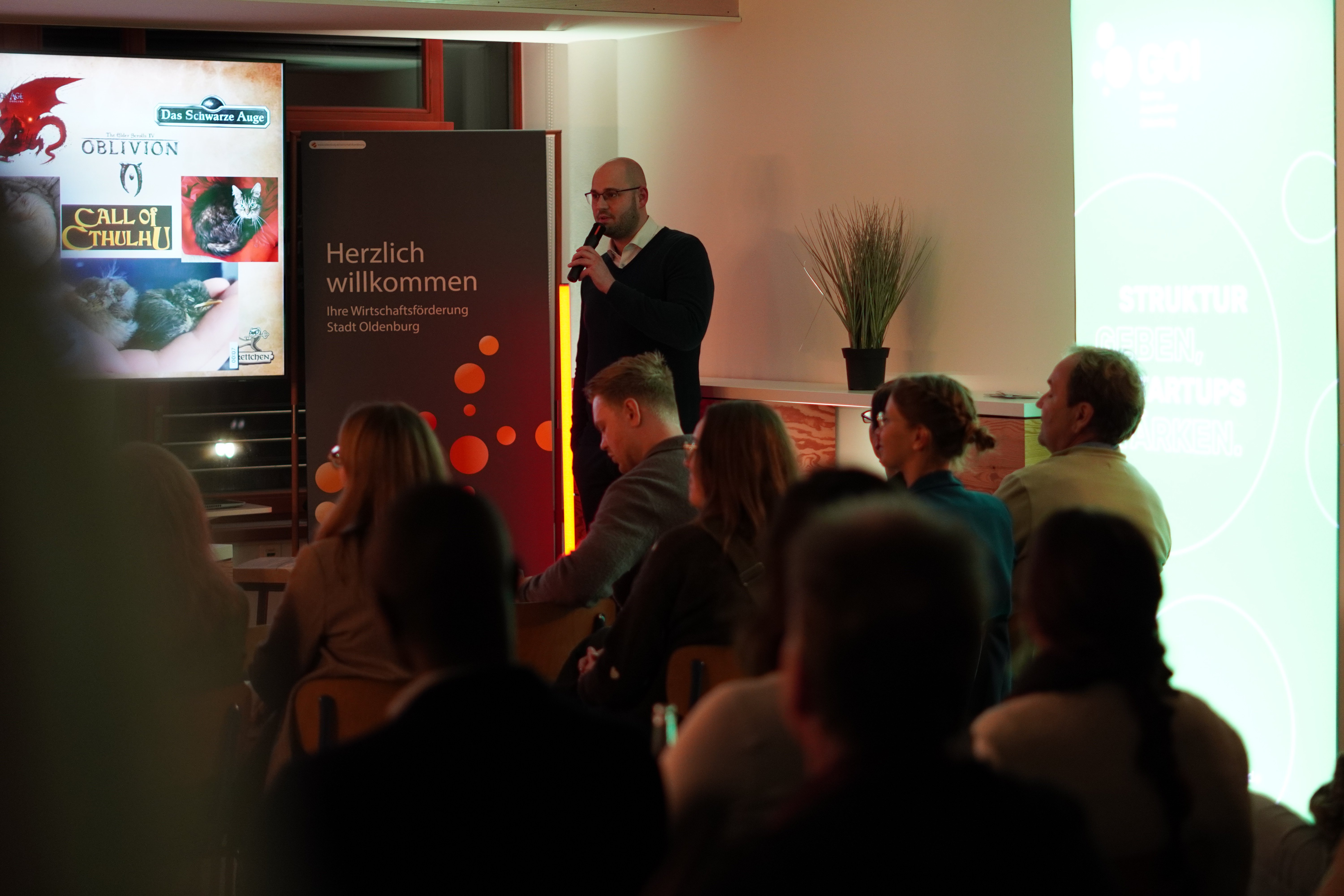 Teilnehmende lauschen den Erfahrungsberichten von Unternehmerinnen und Unternehmern. Foto: TGO/GO! Startup Incubator – TGO/GO! Startup Incubator